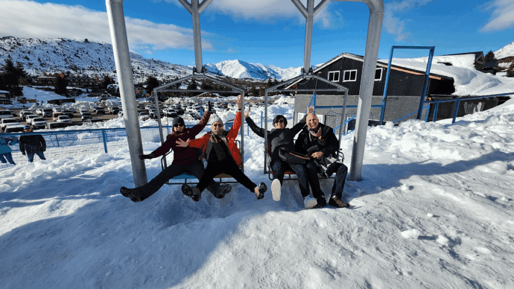 teleférico decorativas na base do Cerro Catedral, com restaurantes, lojas e entradas dos teleféricos ao fundo.