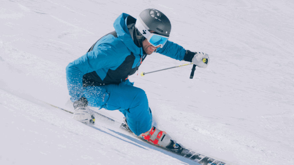 Esquiador em close durante descida em Antillanca, Chile, com vestimenta técnica e postura dinâmica em meio à neve da Cordilheira dos Andes.