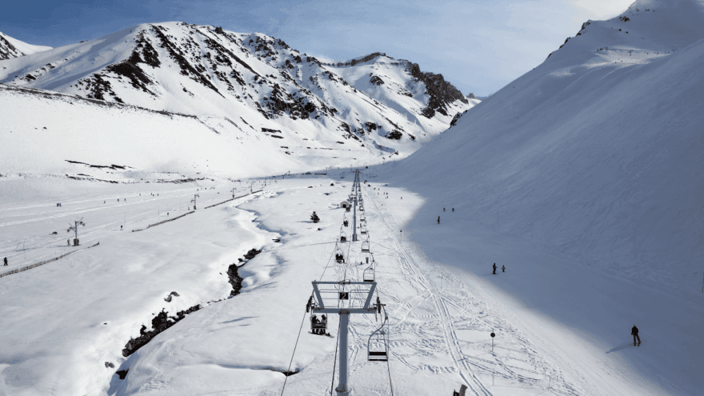 Estação de esqui de Las Leñas, em Mendoza, Argentina, com pistas nevadas entre montanhas elevadas da Cordilheira dos Andes.