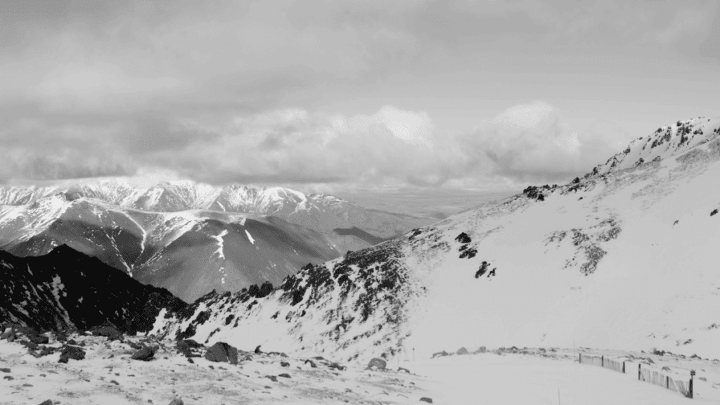 Montanhas nevadas em Esquel, Chubut, Argentina, com paisagem típica da Patagônia andina durante o inverno.