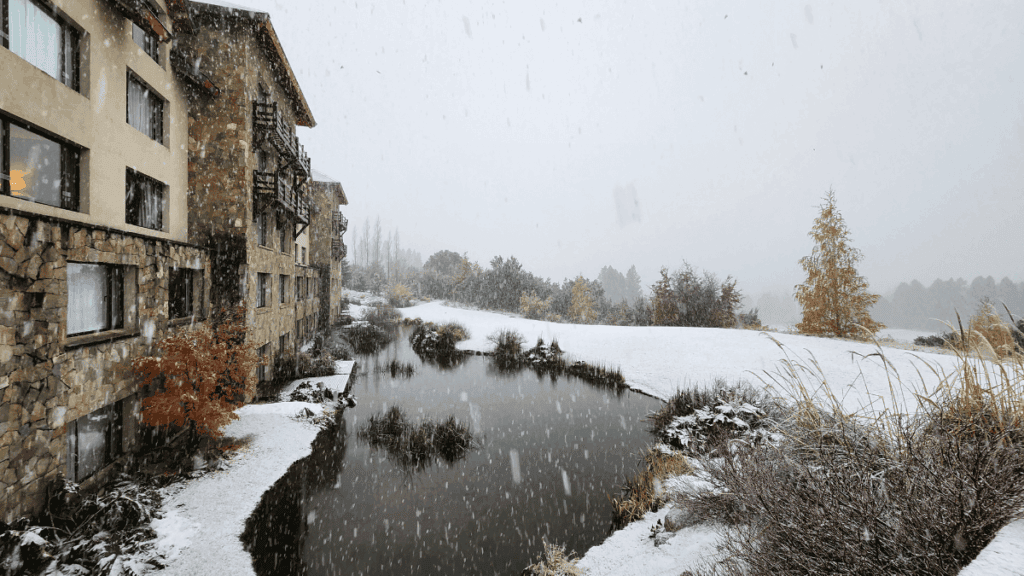 Paisagem nevada em Chapelco, San Martín de los Andes, com florestas cobertas de branco e montanhas ao fundo durante o inverno na Patagônia argentina.