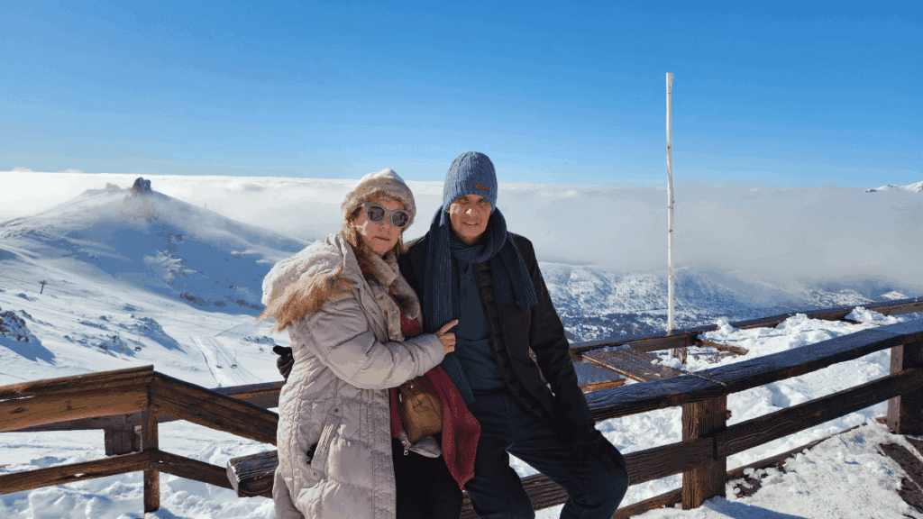 Mirante no topo do Cerro Catedral, com vista panorâmica das montanhas da Patagônia e vales nevados ao redor de Bariloche, Argentina.