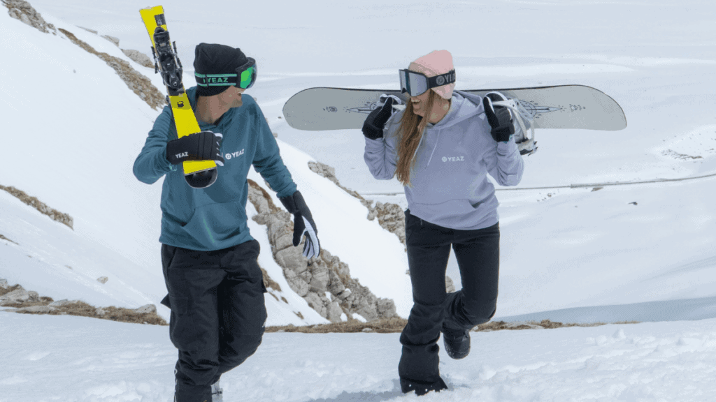 Casal esquiando nas pistas de La Parva com vista para a Cordilheira dos Andes.