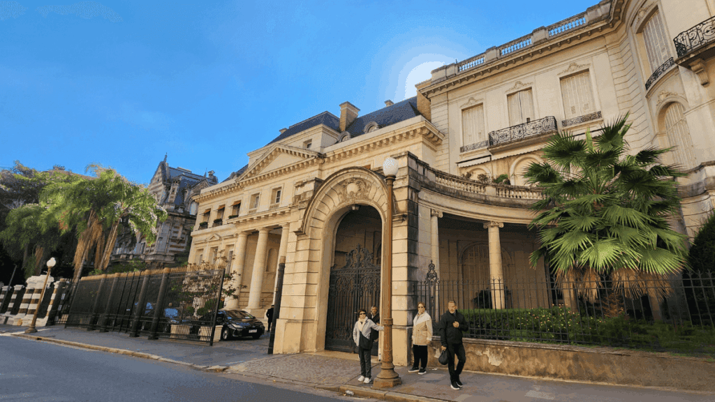 Imagem do Palácio Duhau, um dos Palácios de Buenos Aires que combina arquitetura clássica com uma ala contemporânea ligada por jardins elegantes.