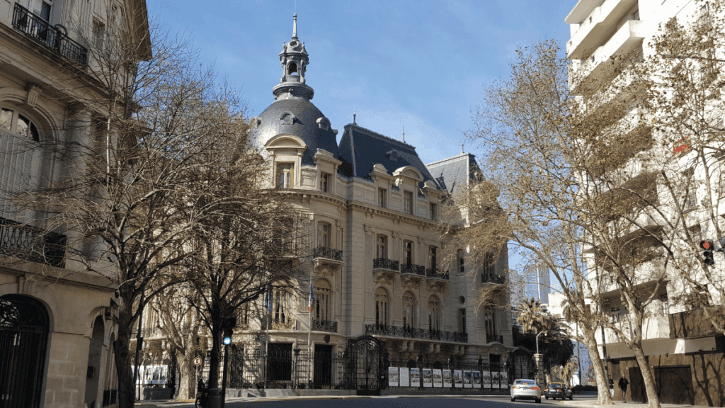 Imagem do Palácio Ortiz Basualdo, um dos Palácios de Buenos Aires com forte influência francesa, marcado por escadarias curvas, janelas amplas e atmosfera elegante na Recoleta.