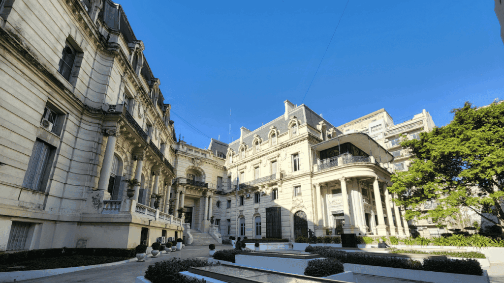 Imagem do Palácio Paz, um dos Palácios de Buenos Aires ligados à história aristocrática da cidade e atual sede do Círculo Militar