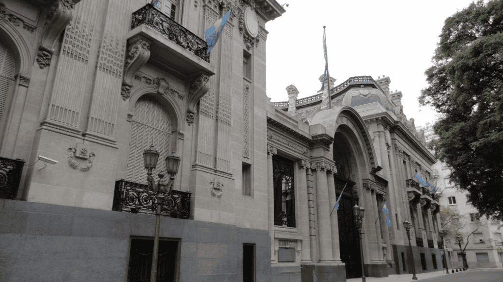 Imagem do Palácio San Martín, um dos Palácios de Buenos Aires mais imponentes, marcado por salões cerimoniais, ornamentações ricas e sua história ligada à diplomacia argentina.
