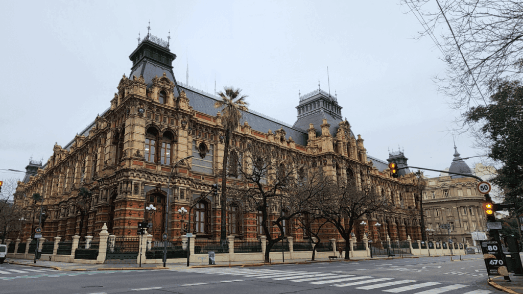 Imagem do Palácio de Águas Argentinas, um dos Palácios de Buenos Aires mais impressionantes, conhecido pela fachada colorida e pela história ligada ao abastecimento de água da cidade.