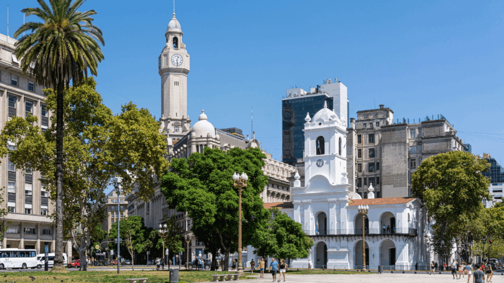 Vista parcial da Plaza de Mayo em Buenos Aires com o Cabildo em primeiro plano e a torre da Legislatura ao fundo, cenário histórico para quem faz uma viagem a Buenos Aires.