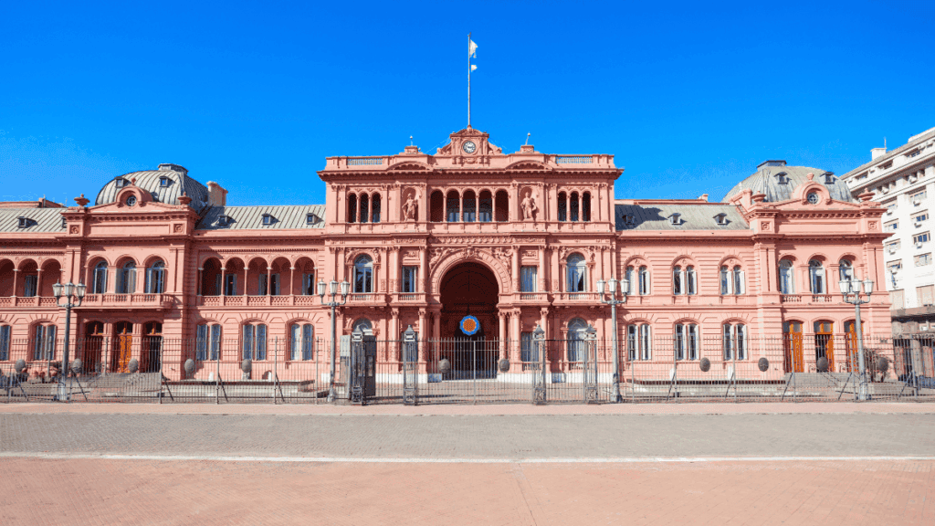 Casa Rosada em Buenos Aires, sede do governo argentino, com sua fachada rosada em destaque, ponto essencial em uma viagem a Buenos Aires.
