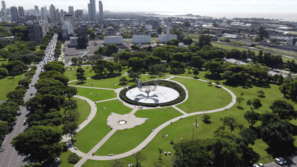 Floralis Genérica na Recoleta durante o dia, com a escultura metálica refletindo a luz do sol, um ícone imperdível em uma viagem a Buenos Aires.