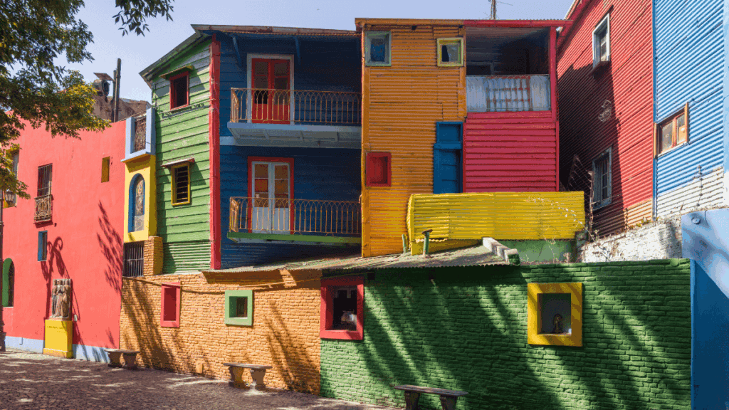 Casario colorido do bairro La Boca em Buenos Aires, com fachadas vibrantes e arquitetura típica, destaque em uma viagem a Buenos Aires.