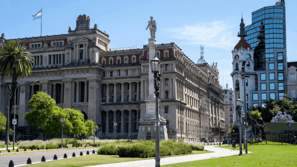 Palácio de Tribunales em Buenos Aires, com sua fachada monumental em estilo neoclássico, destaque arquitetônico para quem faz uma viagem a Buenos Aires.