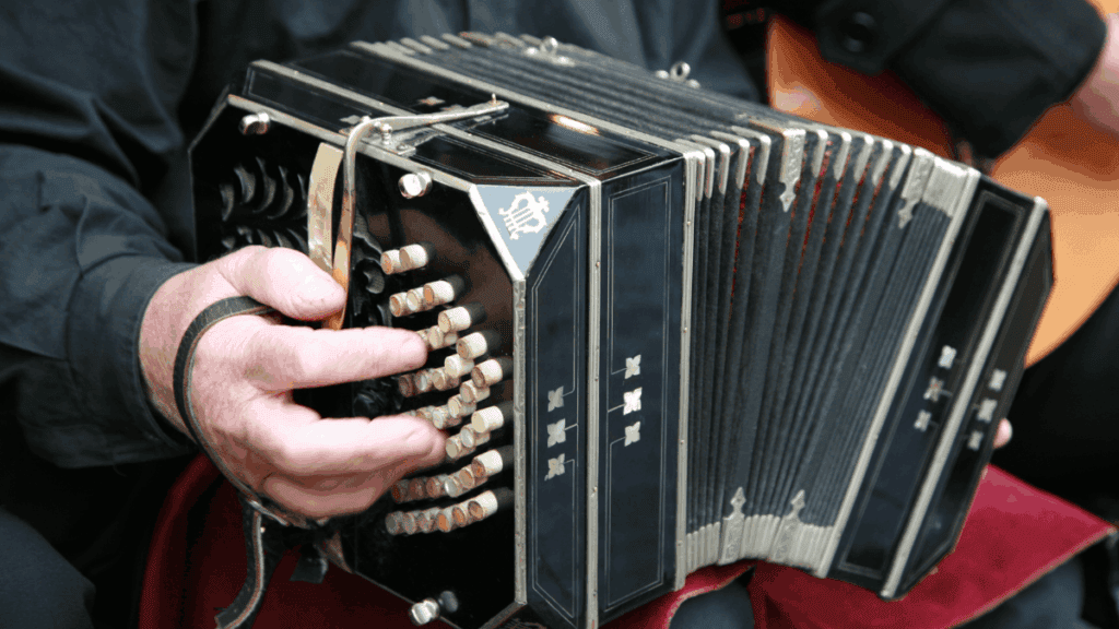 Músico tocando bandoneón em um show de tango em Buenos Aires, cena tradicional que marca a essência cultural de uma viagem a Buenos Aires.
